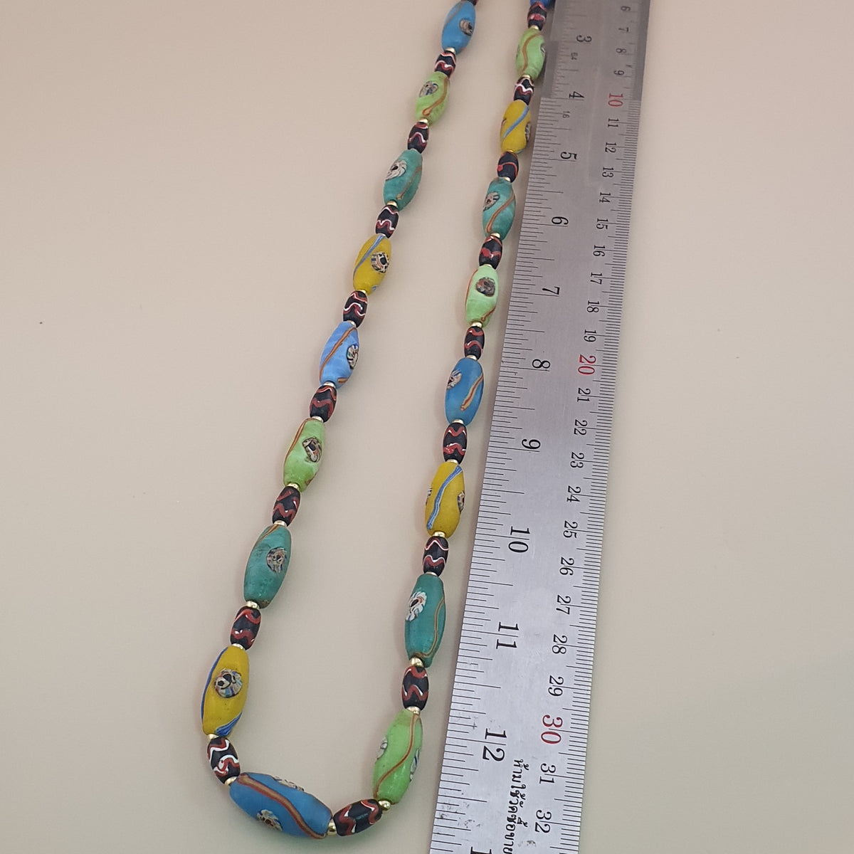 Collier ancien en perles multicolores de verre de style vénitien