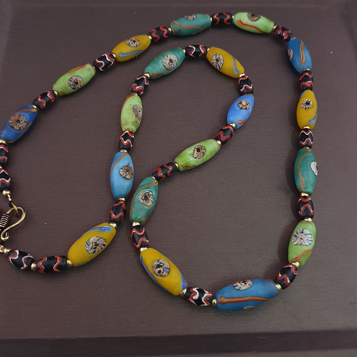 Collier ancien en perles multicolores de verre de style vénitien