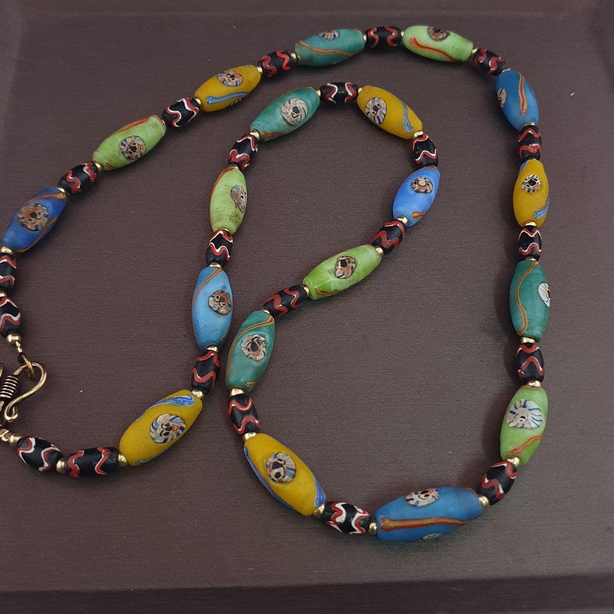 Collier ancien en perles multicolores de verre de style vénitien
