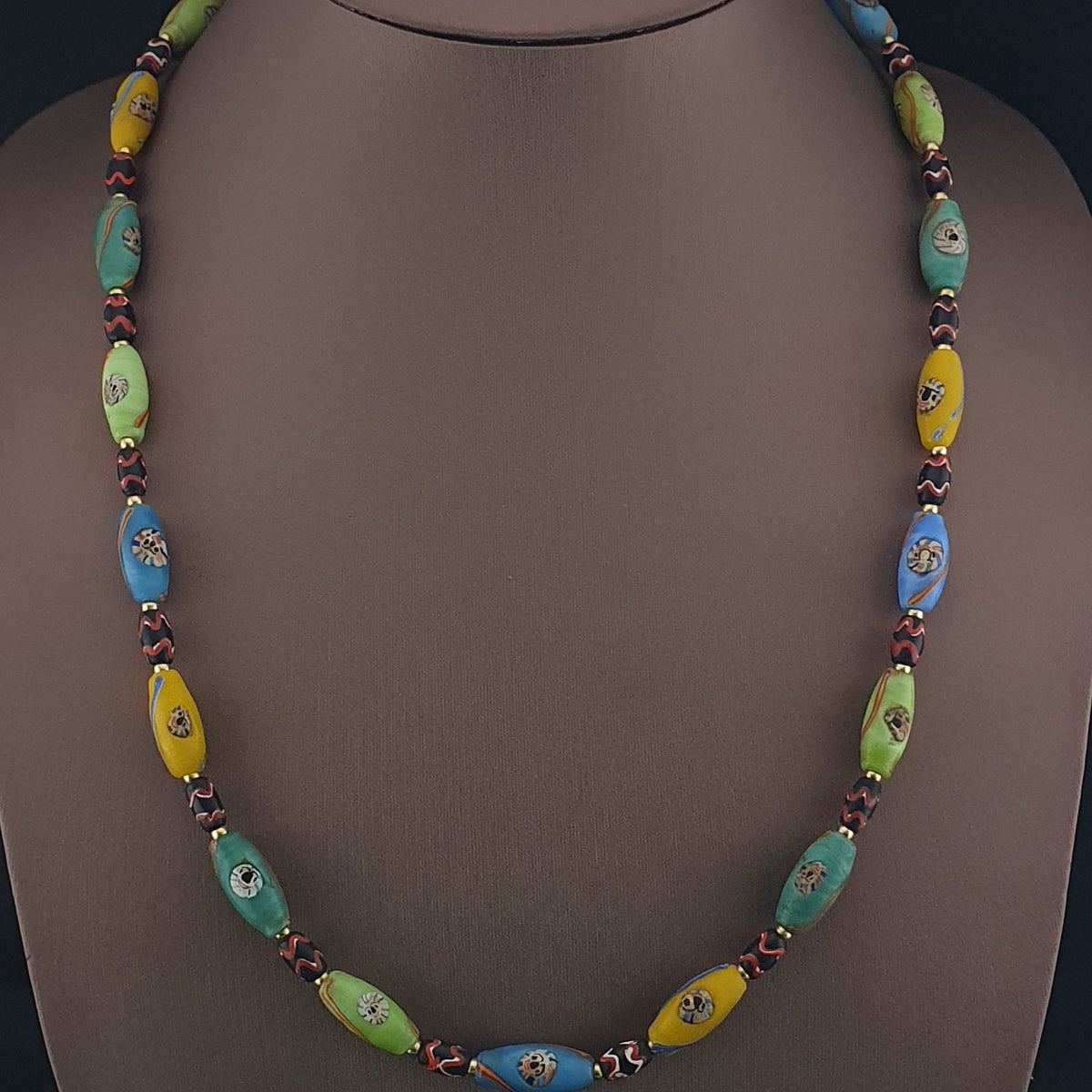 Collier ancien en perles multicolores de verre de style vénitien