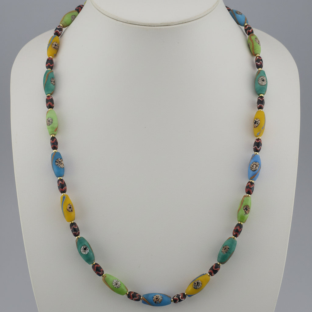 Collier ancien en perles multicolores de verre de style vénitien