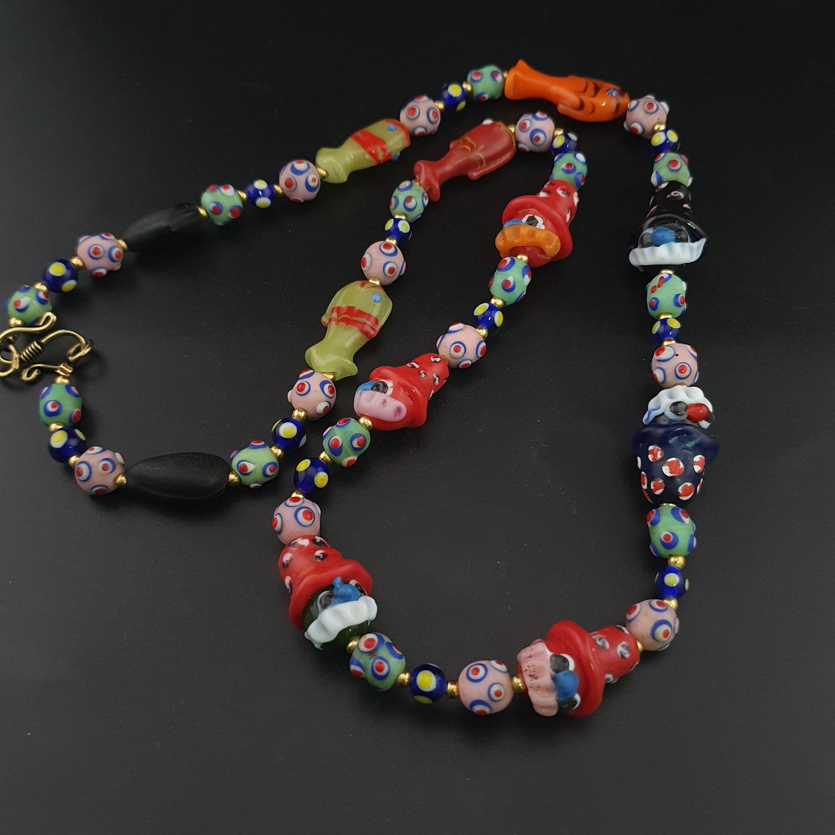 Collier de perles en verre vintage style vénitien avec yeux de mouffette et vieux visage