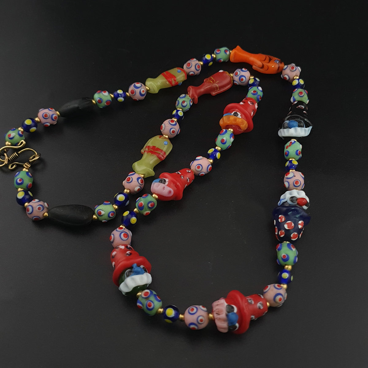 Collier de perles en verre vintage style vénitien avec yeux de mouffette et vieux visage