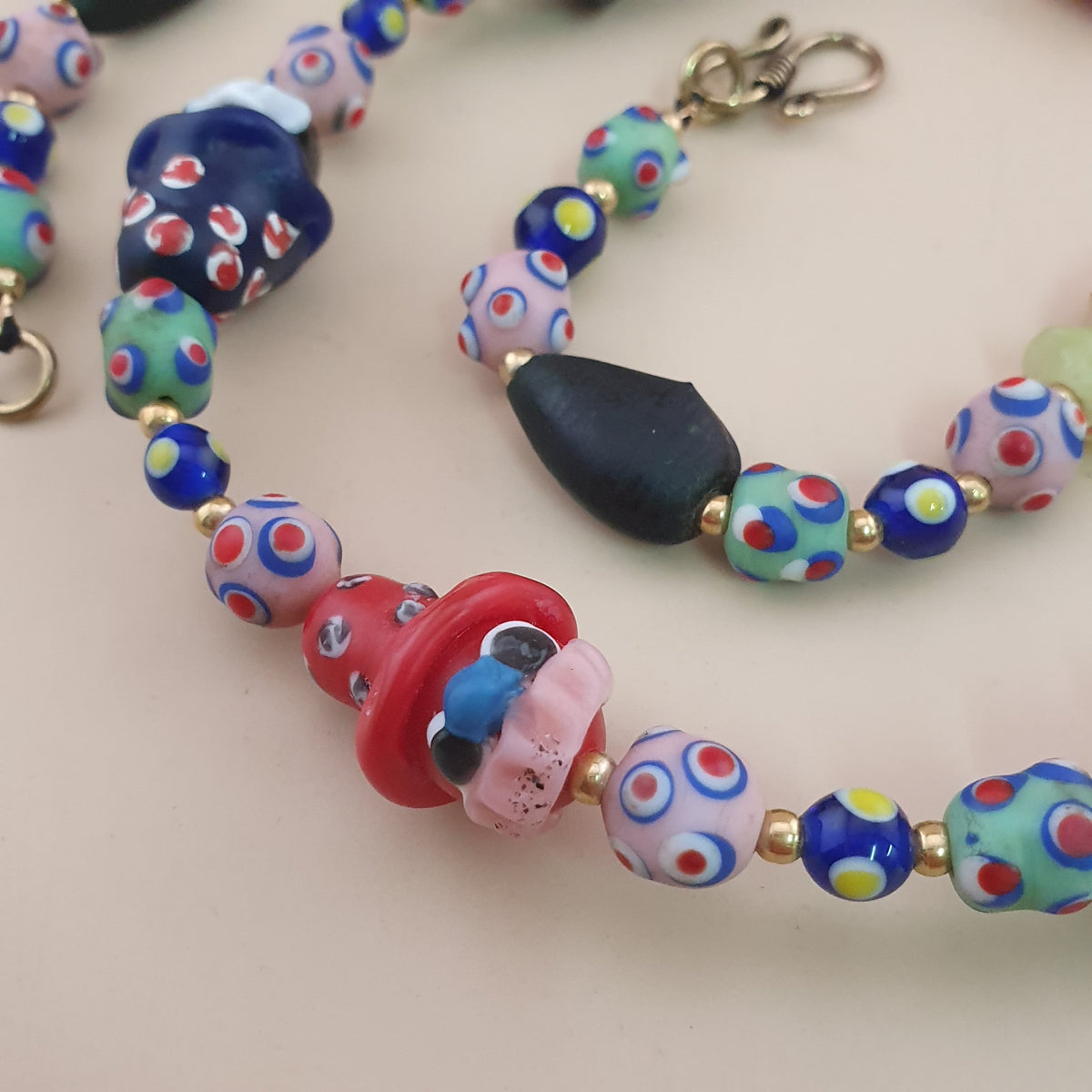 Collier de perles en verre vintage style vénitien avec yeux de mouffette et vieux visage