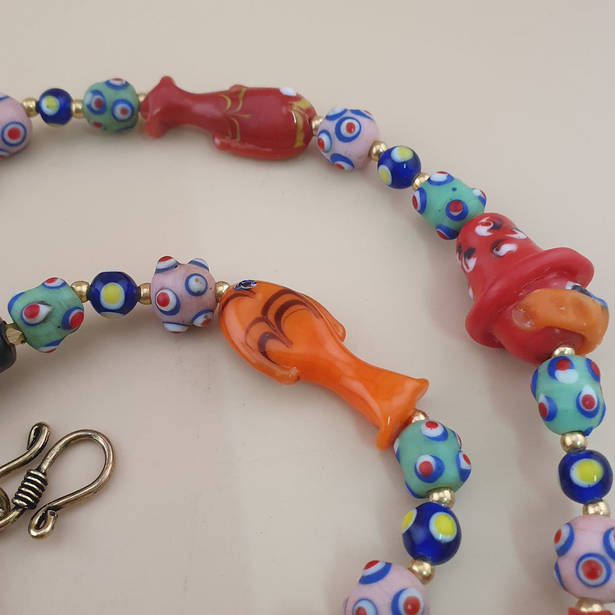 Collier de perles en verre vintage style vénitien avec yeux de mouffette et vieux visage