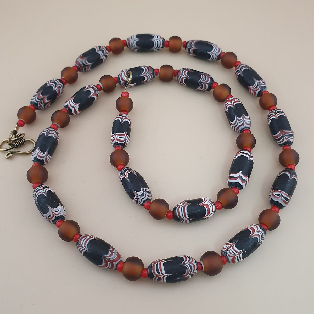 Collier de perles de verre vénitiennes anciennes de style africain