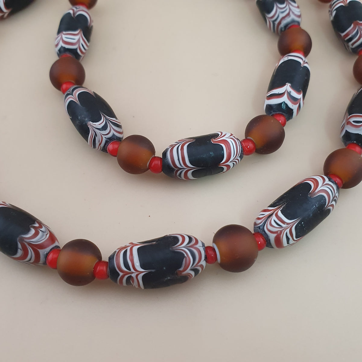 Collier de perles de verre vénitiennes anciennes de style africain