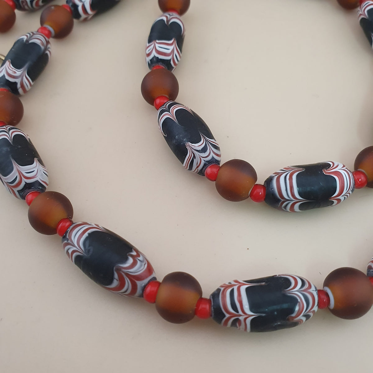 Collier de perles de verre vénitiennes anciennes de style africain