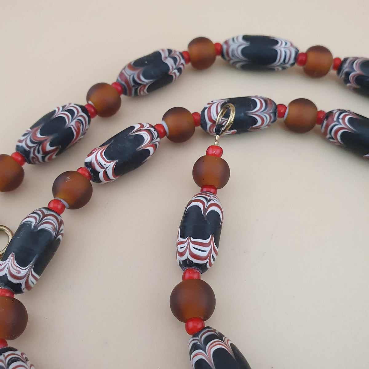 Collier de perles de verre vénitiennes anciennes de style africain