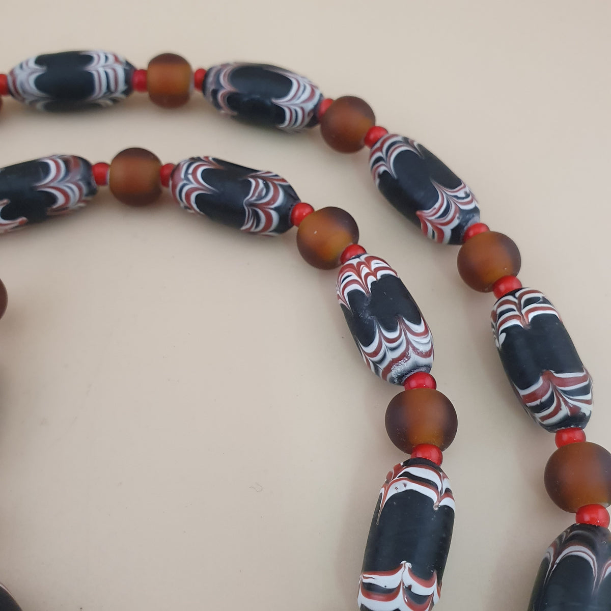Collier de perles de verre vénitiennes anciennes de style africain