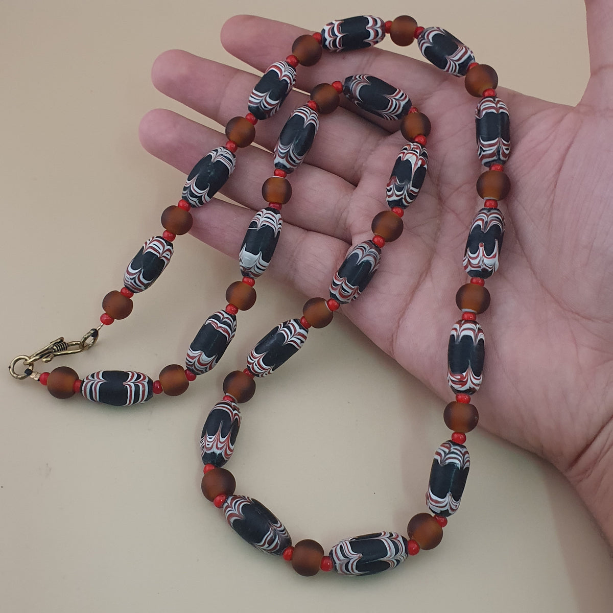 Collier de perles de verre vénitiennes anciennes de style africain