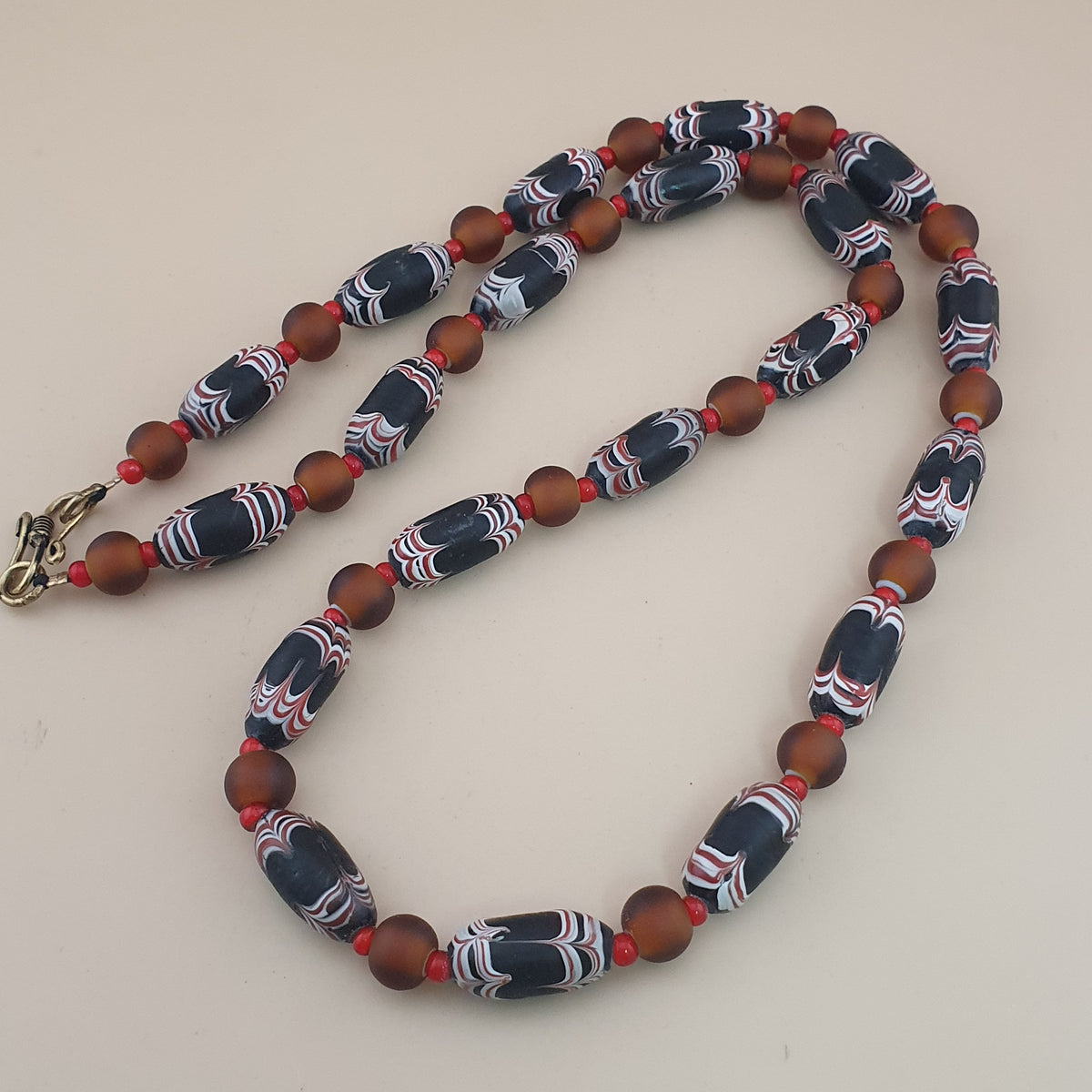 Collier de perles de verre vénitiennes anciennes de style africain