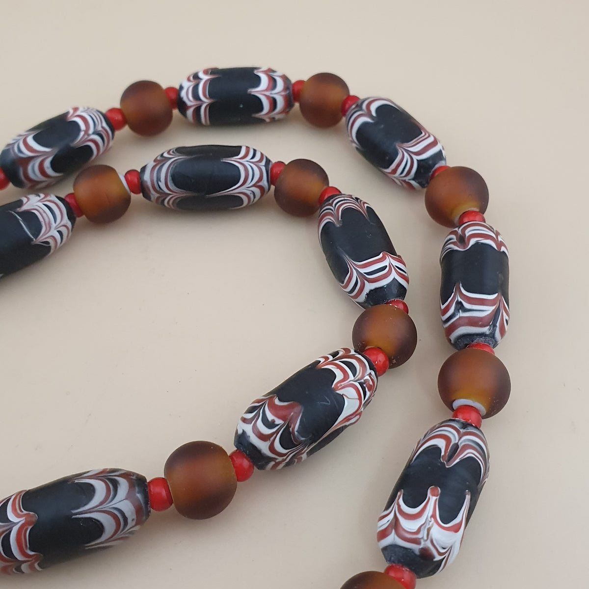 Collier de perles de verre vénitiennes anciennes de style africain