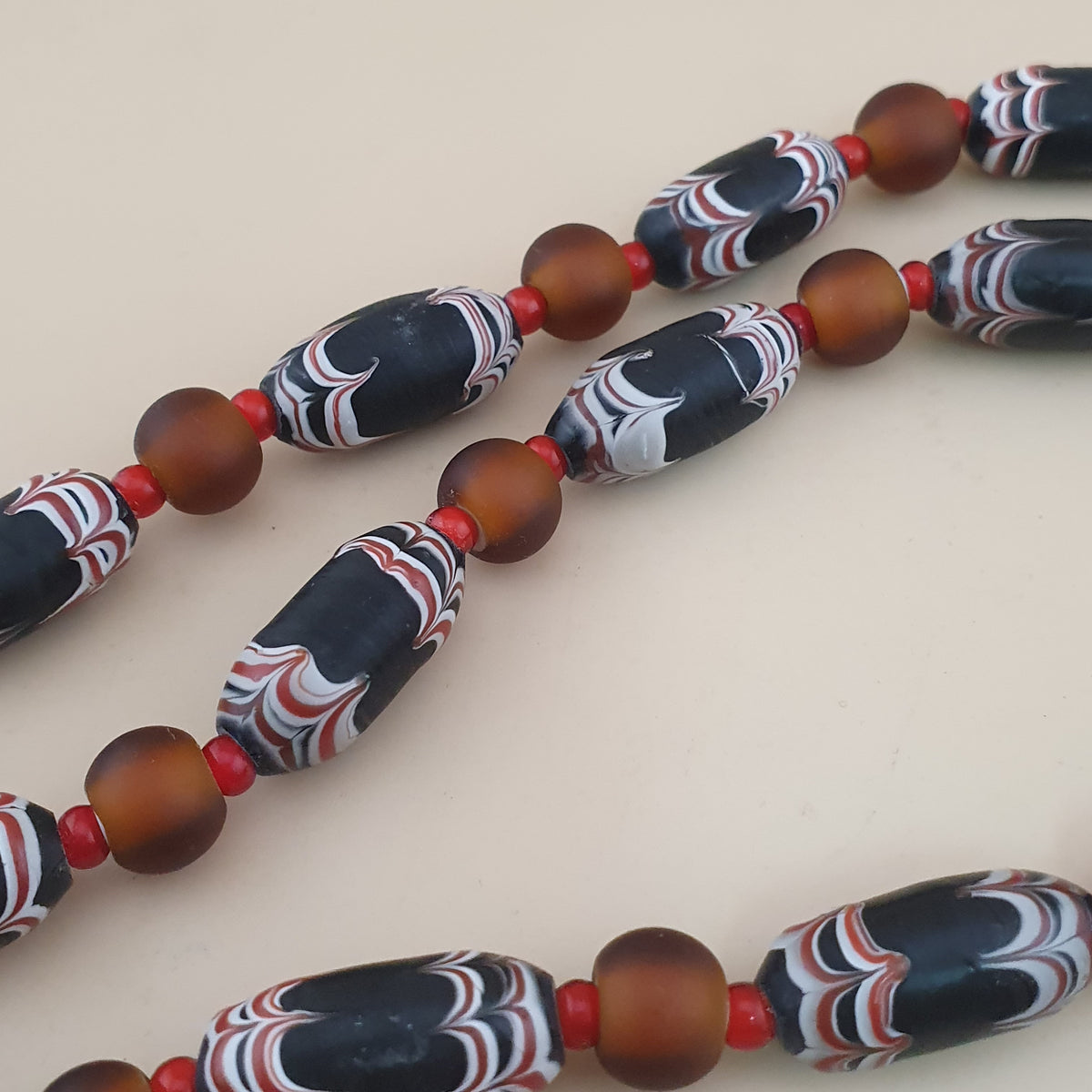 Collier de perles de verre vénitiennes anciennes de style africain