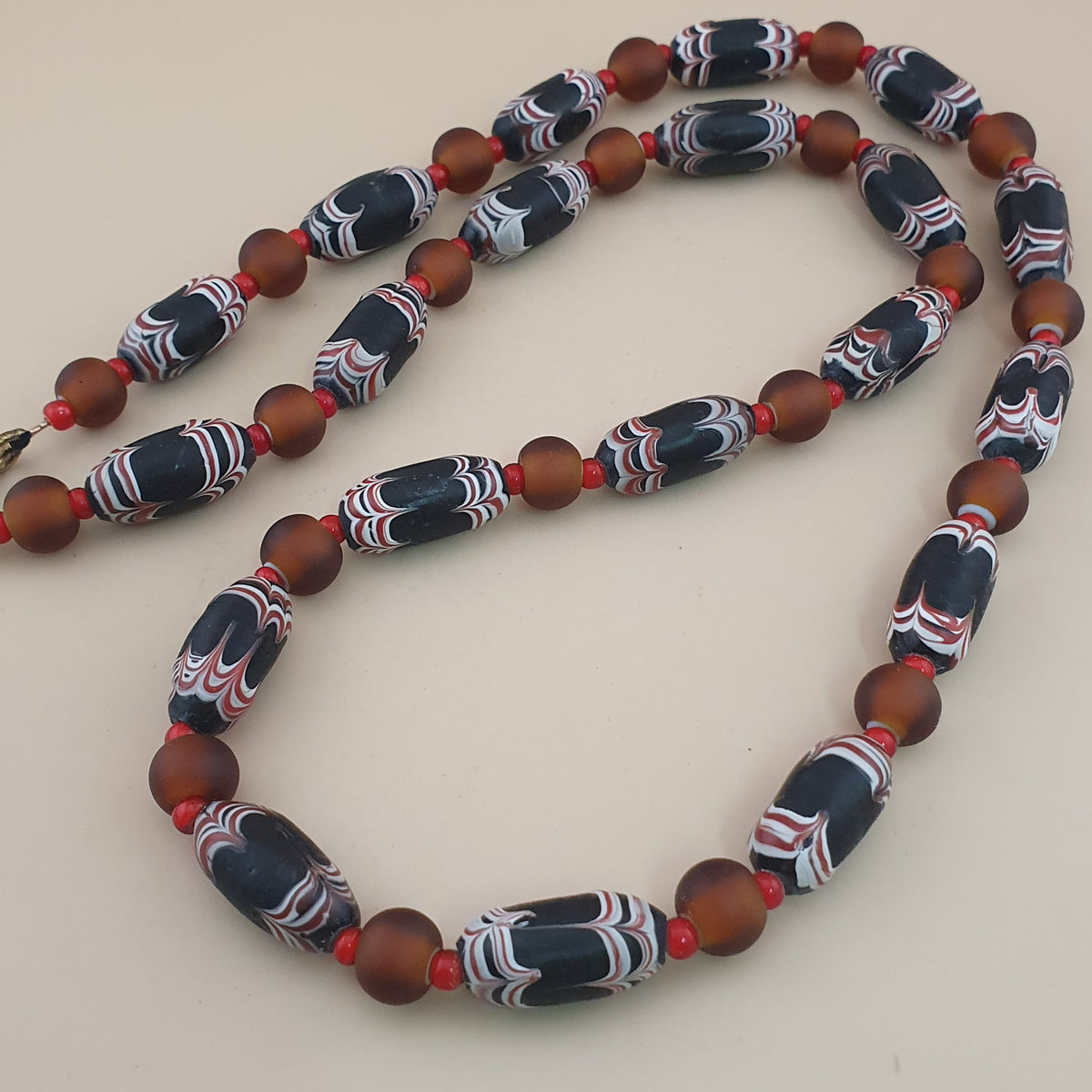 Collier de perles de verre vénitiennes anciennes de style africain