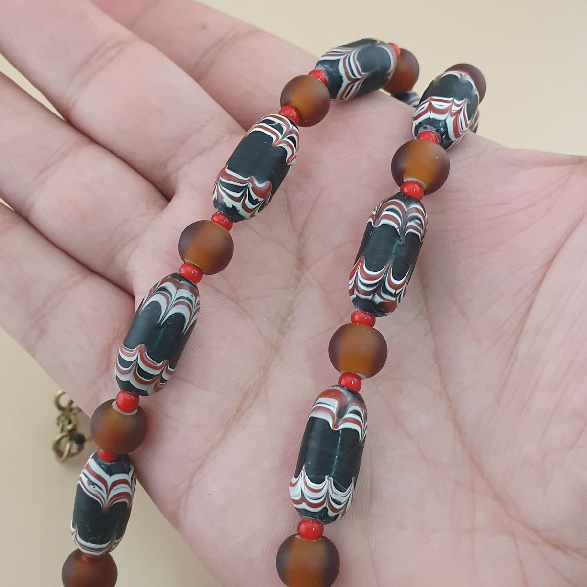 Collier de perles de verre vénitiennes anciennes de style africain