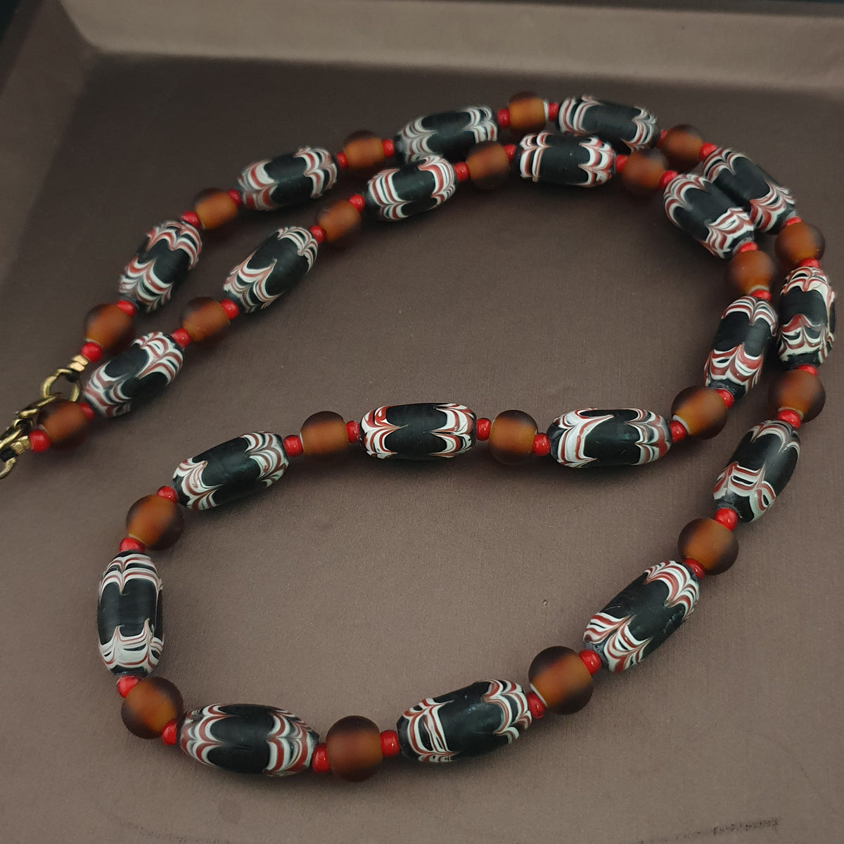 Collier de perles de verre vénitiennes anciennes de style africain
