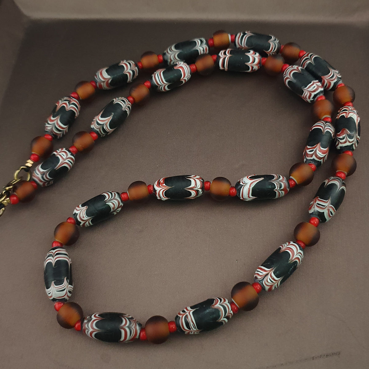Collier de perles de verre vénitiennes anciennes de style africain
