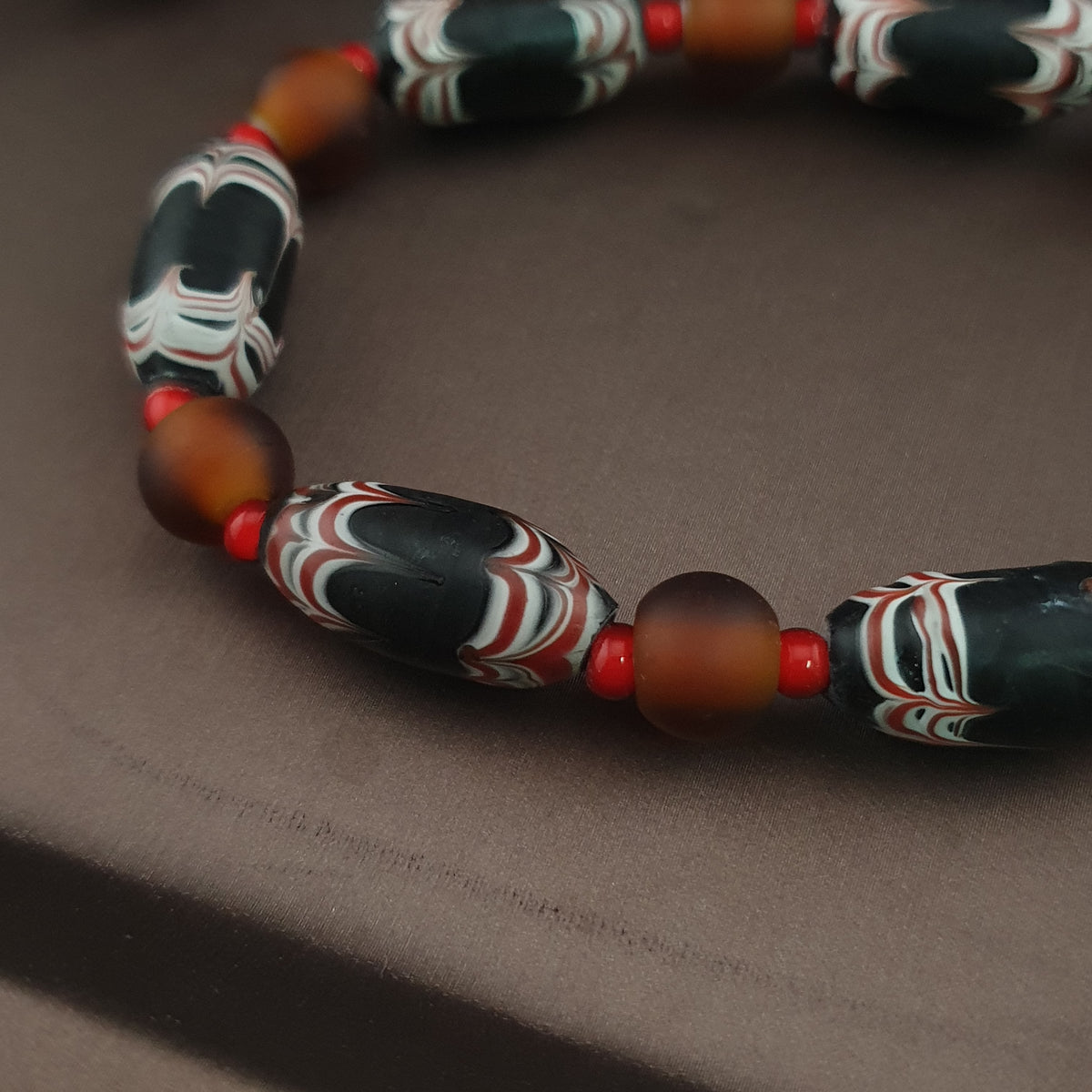 Collier de perles de verre vénitiennes anciennes de style africain