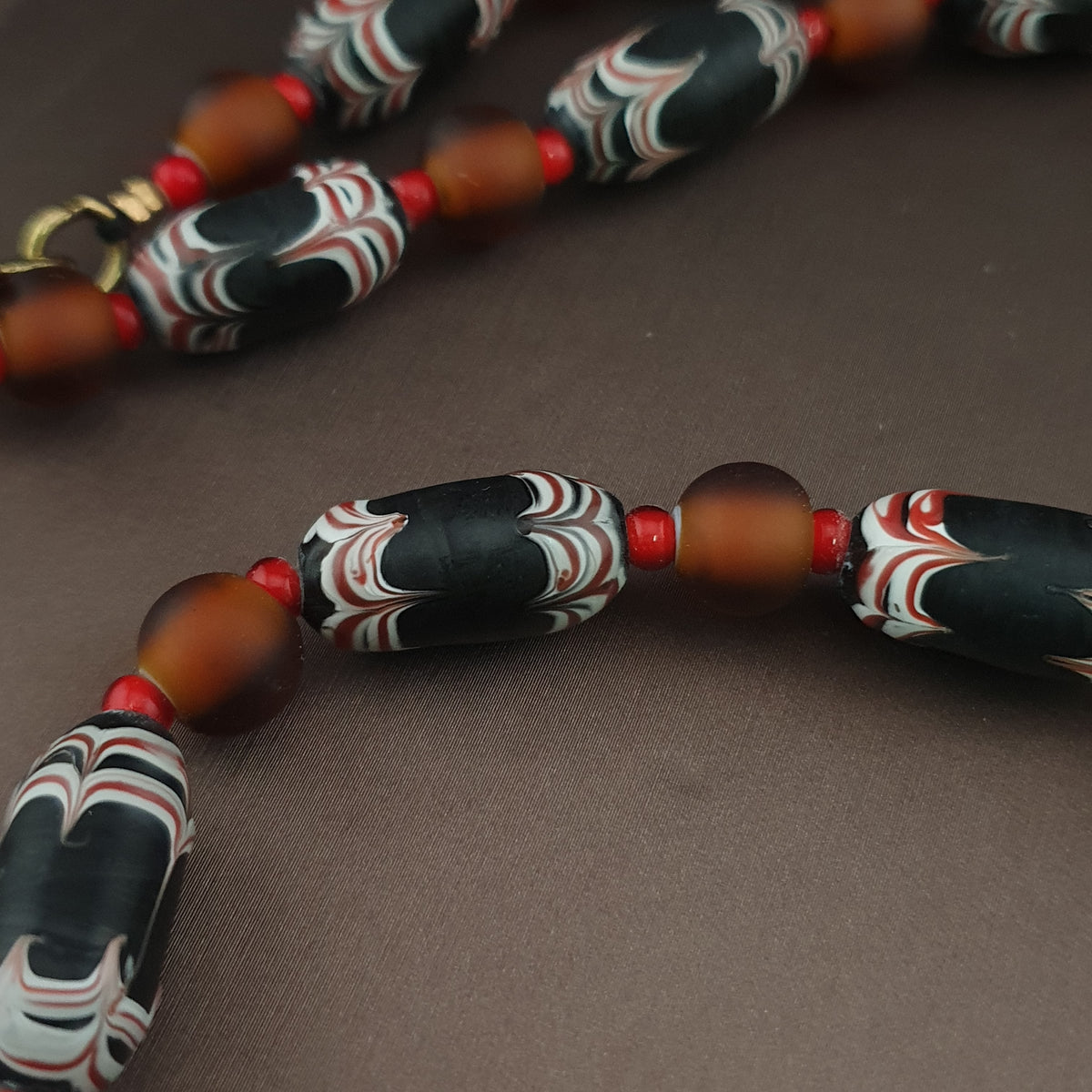 Collier de perles de verre vénitiennes anciennes de style africain
