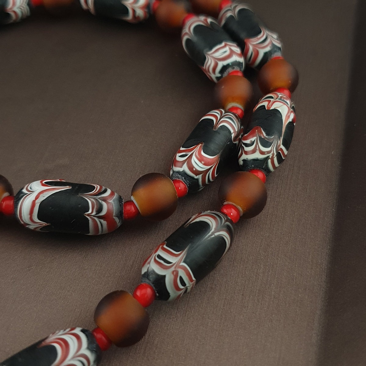 Collier de perles de verre vénitiennes anciennes de style africain