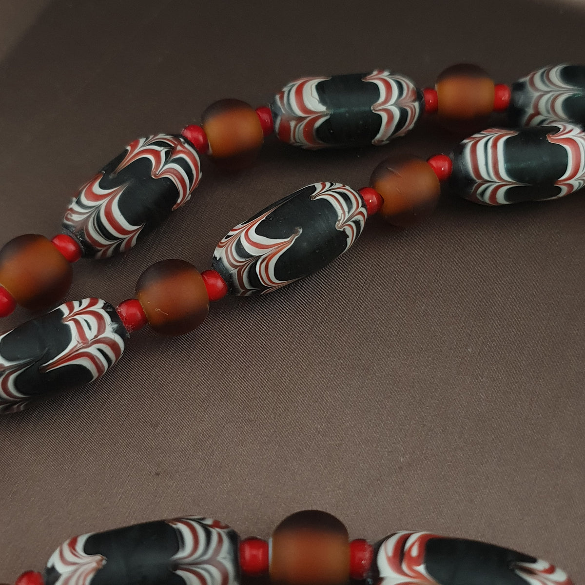 Collier de perles de verre vénitiennes anciennes de style africain