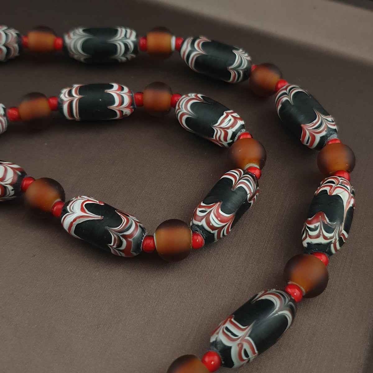 Collier de perles de verre vénitiennes anciennes de style africain