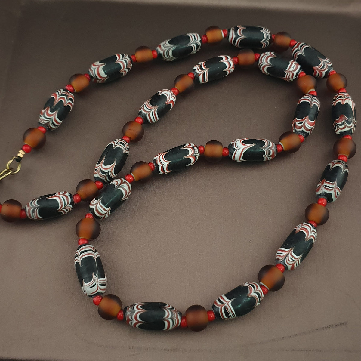 Collier de perles de verre vénitiennes anciennes de style africain