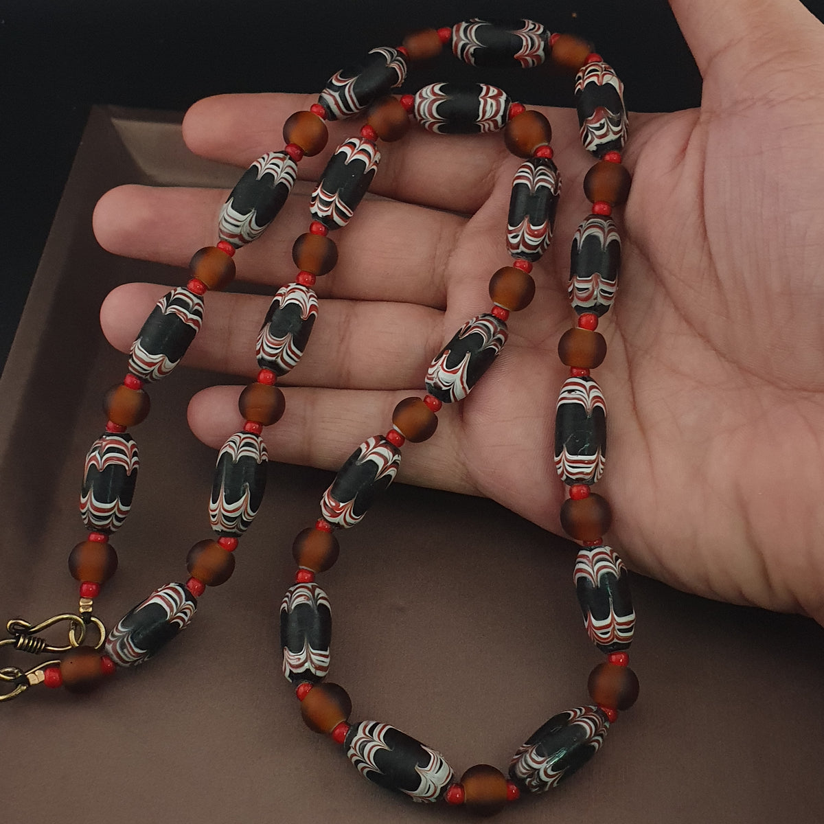 Collier de perles de verre vénitiennes anciennes de style africain