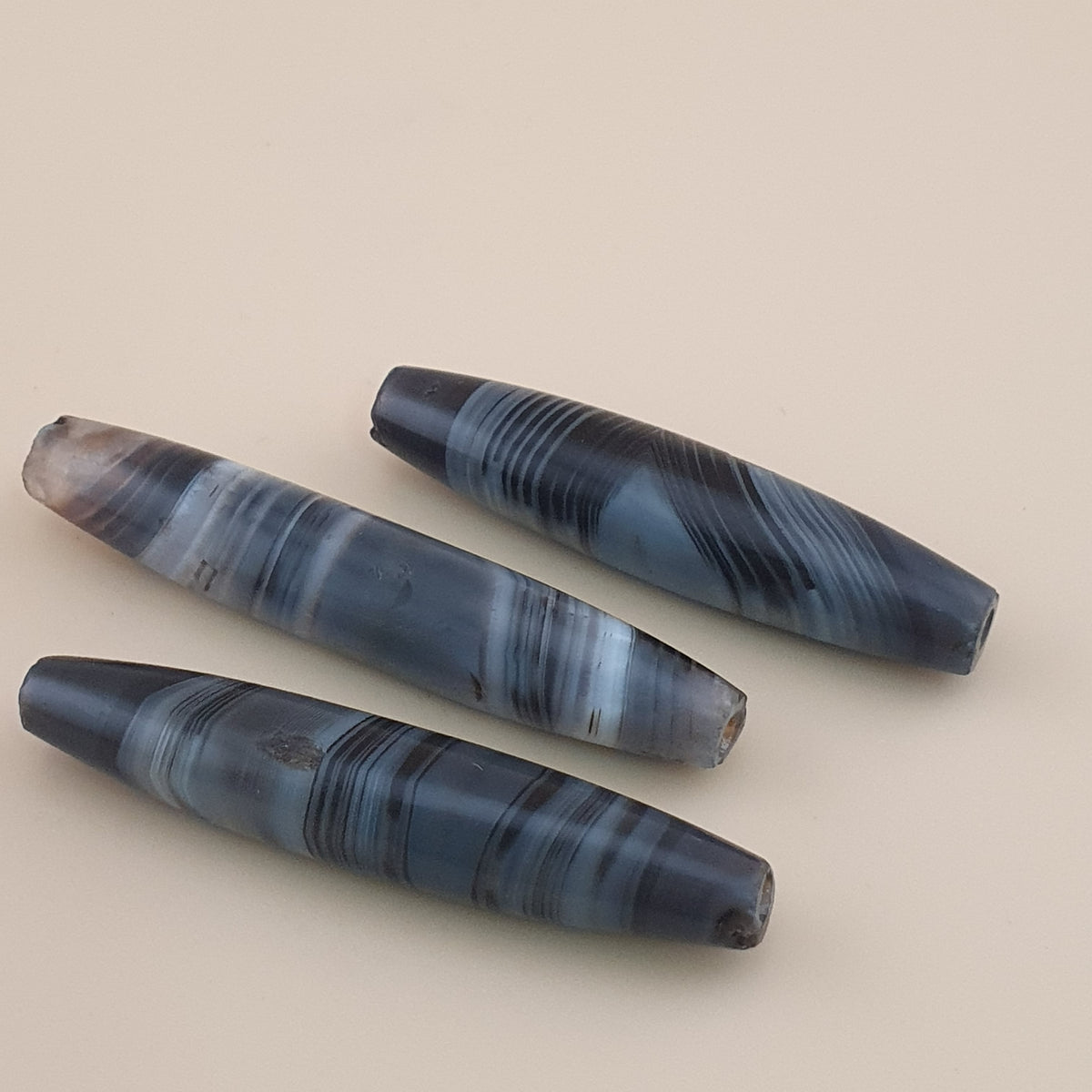 Lot de 3 amulettes rares en perles d'agate grise calcédoine antique