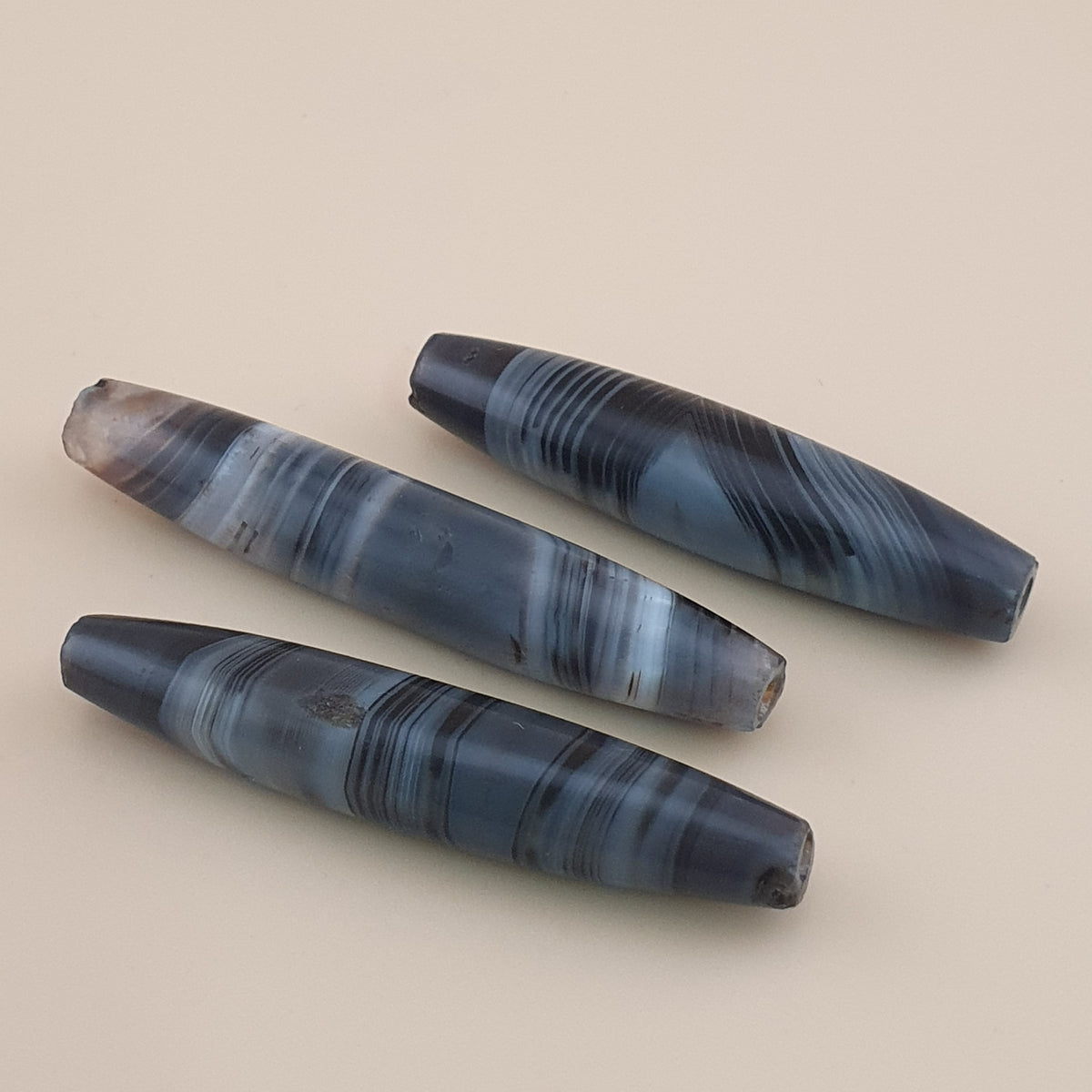 Lot de 3 amulettes rares en perles d'agate grise calcédoine antique