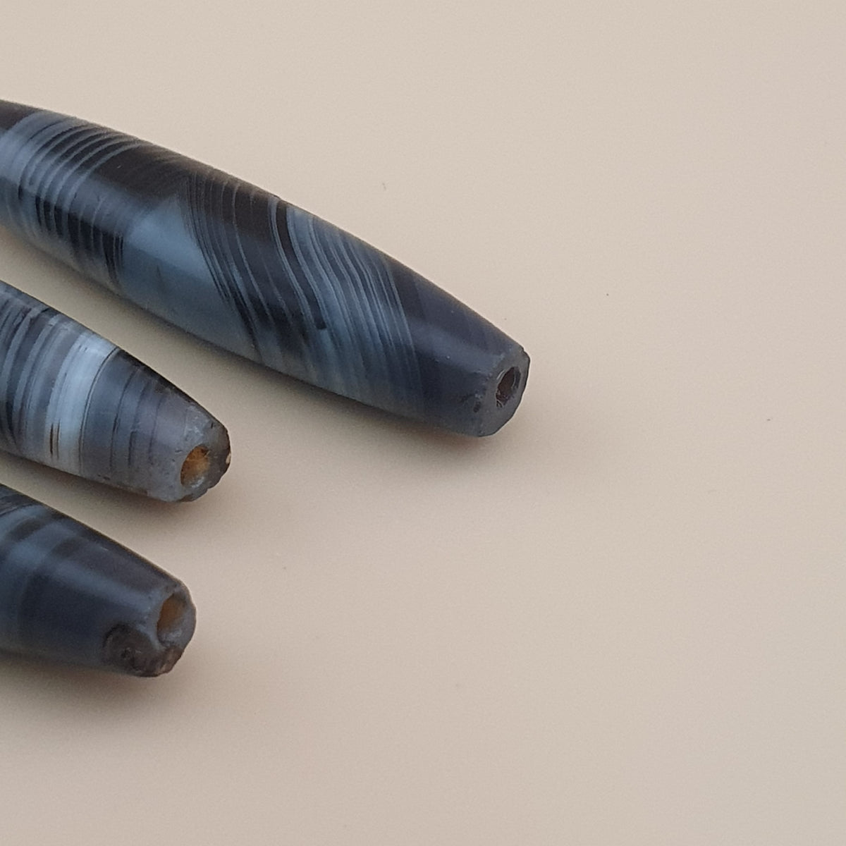 Lot de 3 amulettes rares en perles d'agate grise calcédoine antique