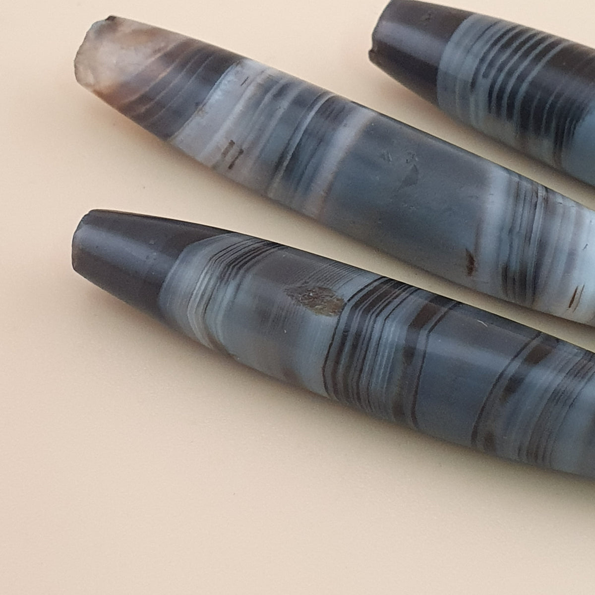 Lot de 3 amulettes rares en perles d'agate grise calcédoine antique