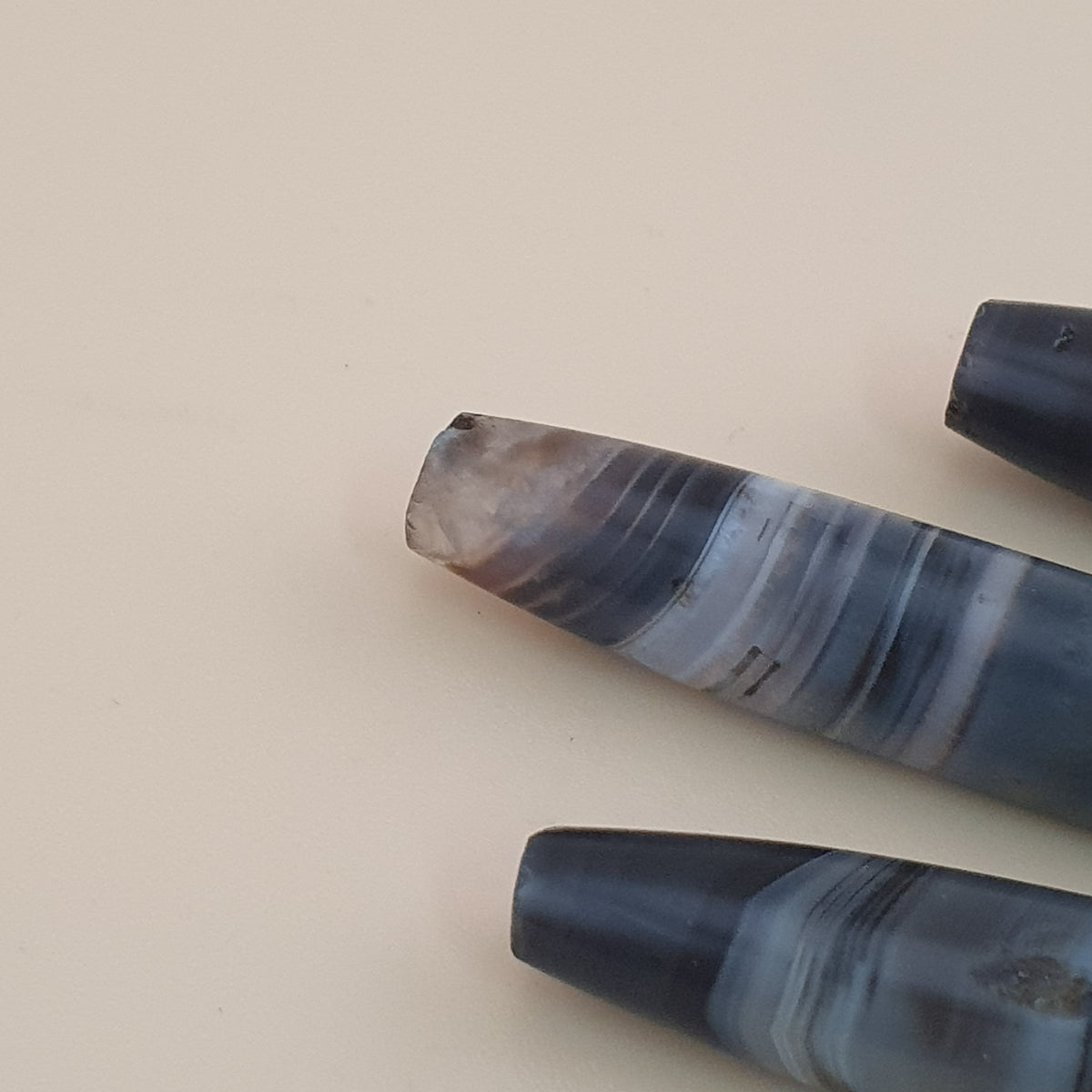 Lot de 3 amulettes rares en perles d'agate grise calcédoine antique