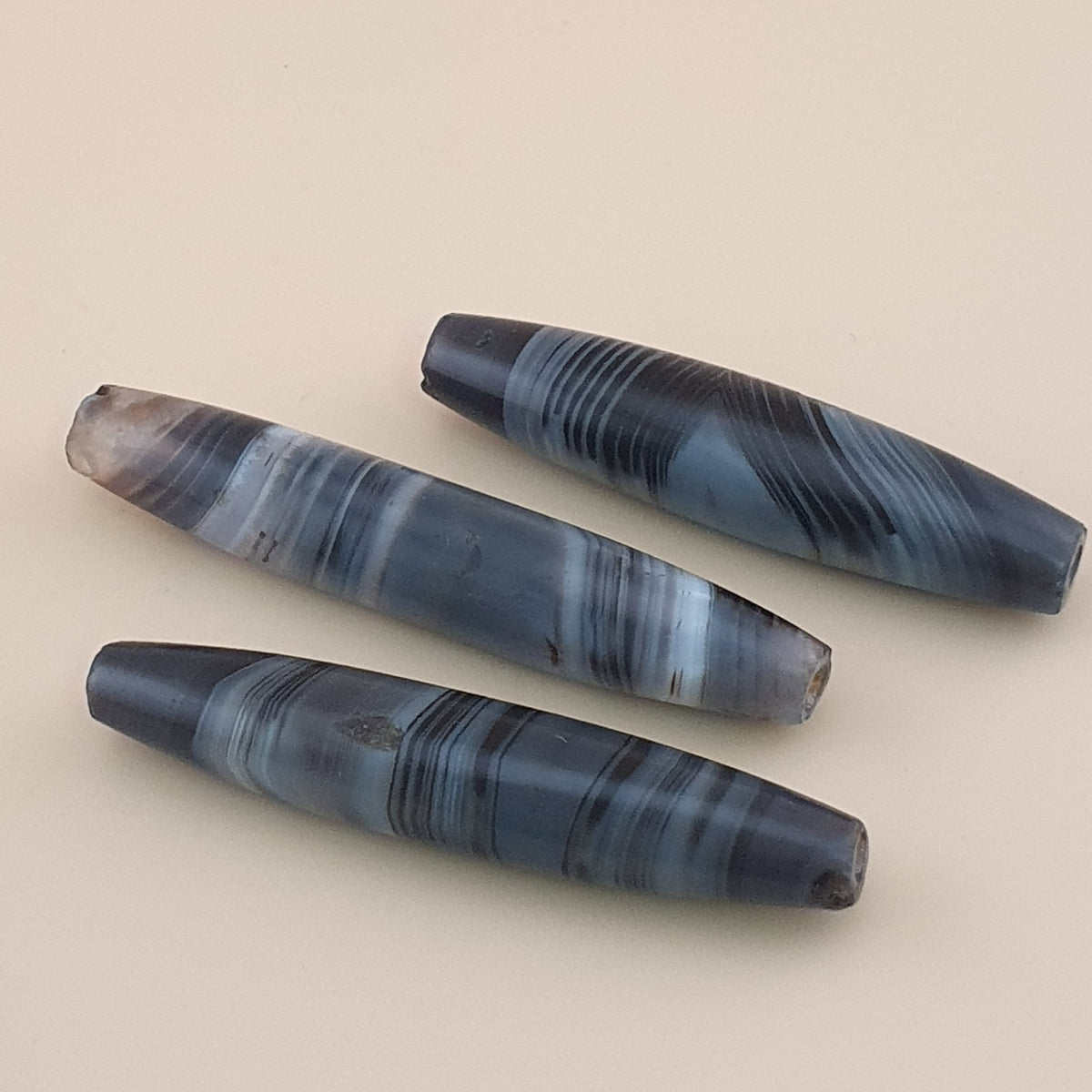 Lot de 3 amulettes rares en perles d'agate grise calcédoine antique