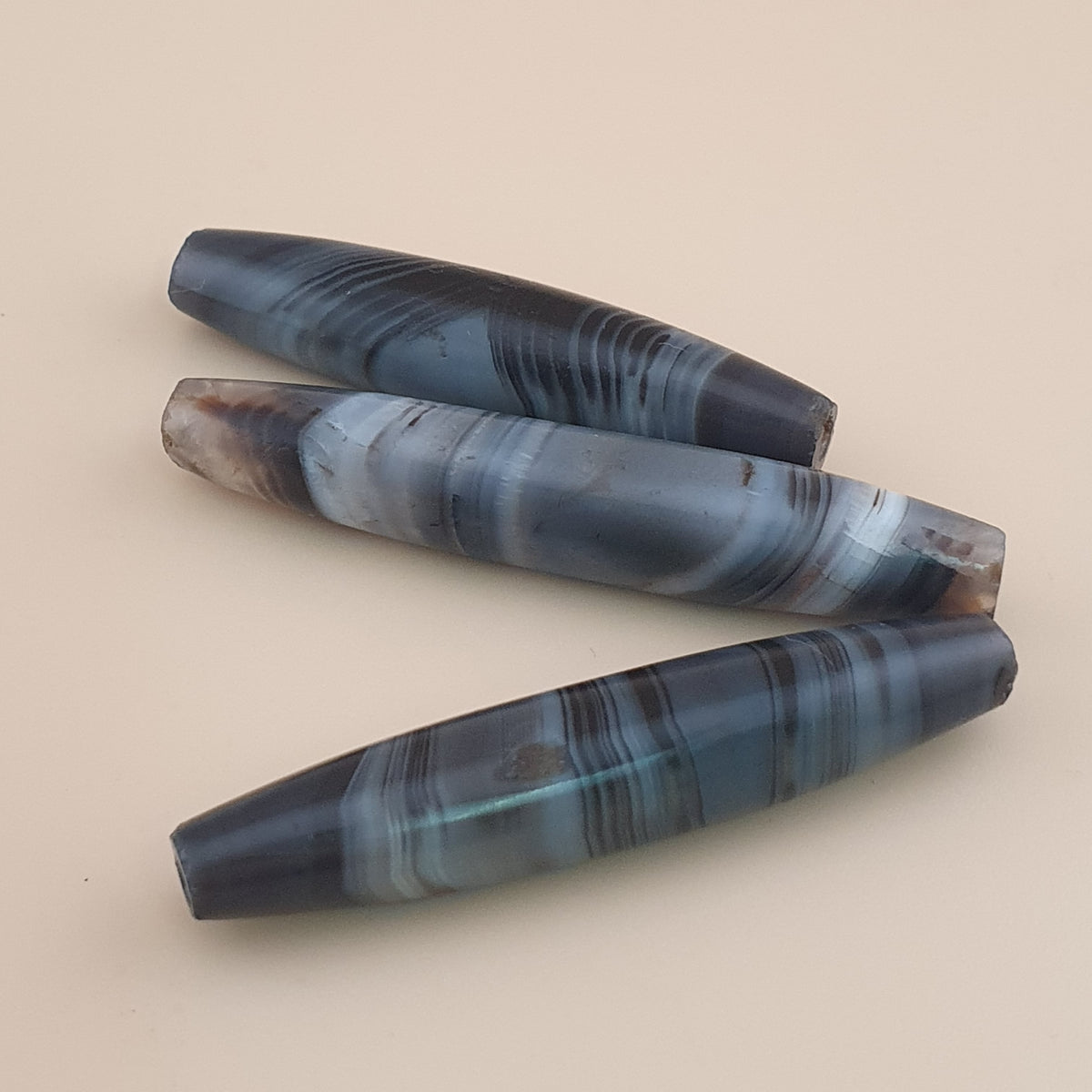Lot de 3 amulettes rares en perles d'agate grise calcédoine antique