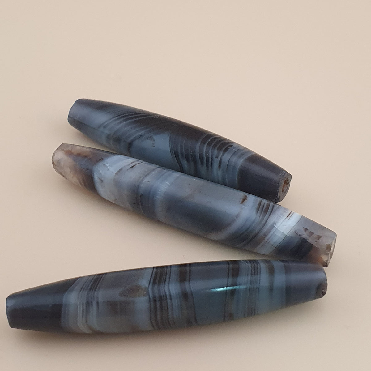 Lot de 3 amulettes rares en perles d'agate grise calcédoine antique