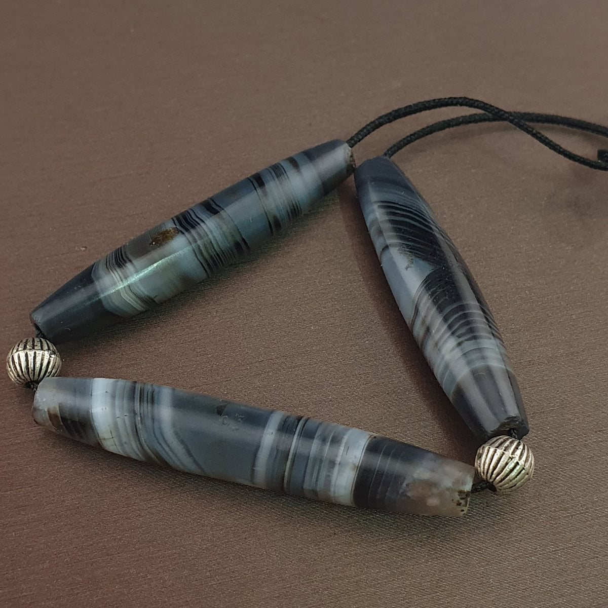 Lot de 3 amulettes rares en perles d'agate grise calcédoine antique