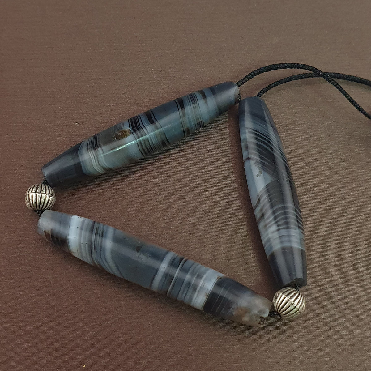 Lot de 3 amulettes rares en perles d'agate grise calcédoine antique