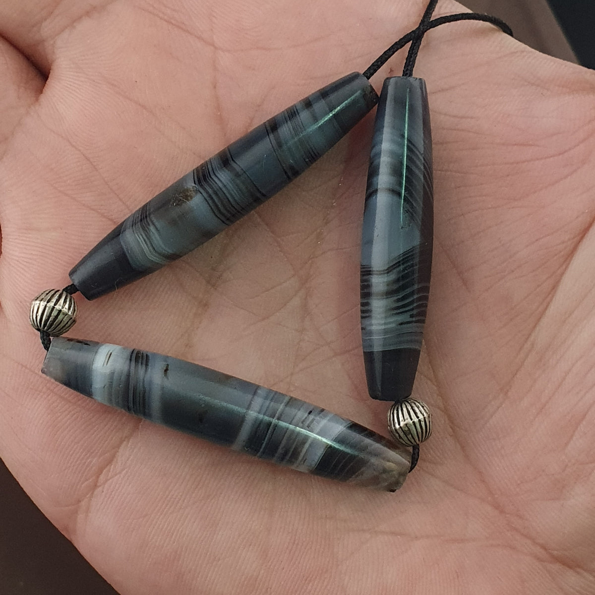 Lot de 3 amulettes rares en perles d'agate grise calcédoine antique