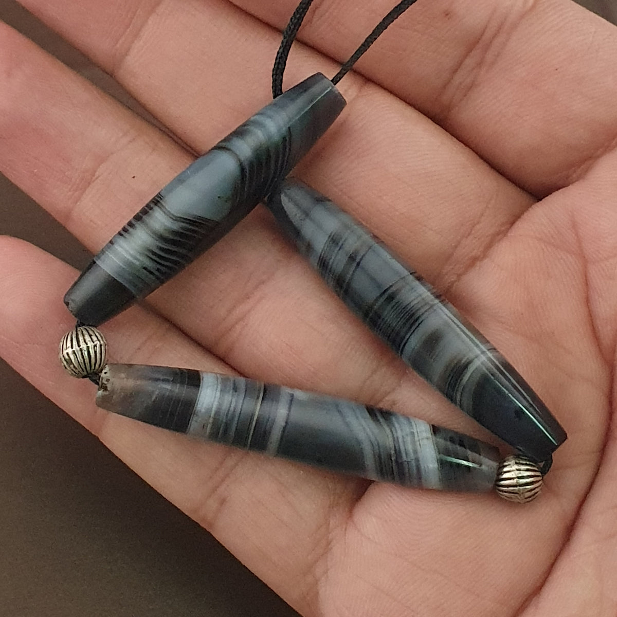 Lot de 3 amulettes rares en perles d'agate grise calcédoine antique
