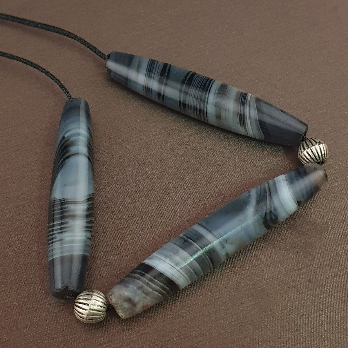 Lot de 3 amulettes rares en perles d'agate grise calcédoine antique