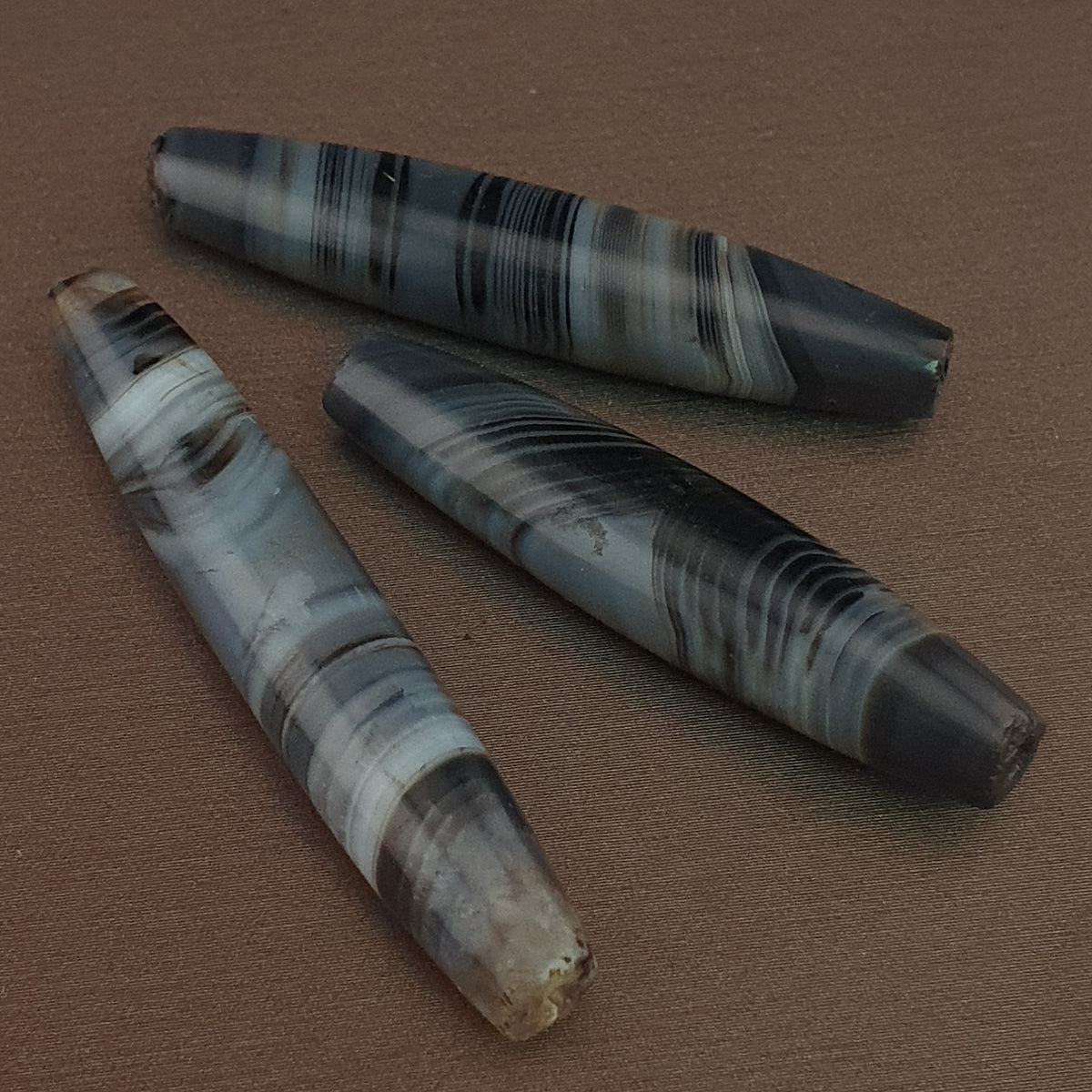 Lot de 3 amulettes rares en perles d'agate grise calcédoine antique