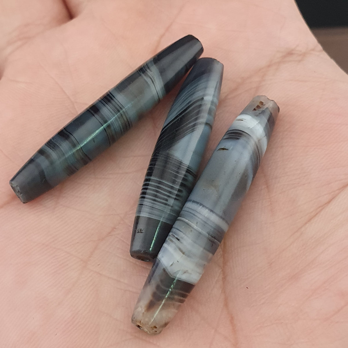 Lot de 3 amulettes rares en perles d'agate grise calcédoine antique