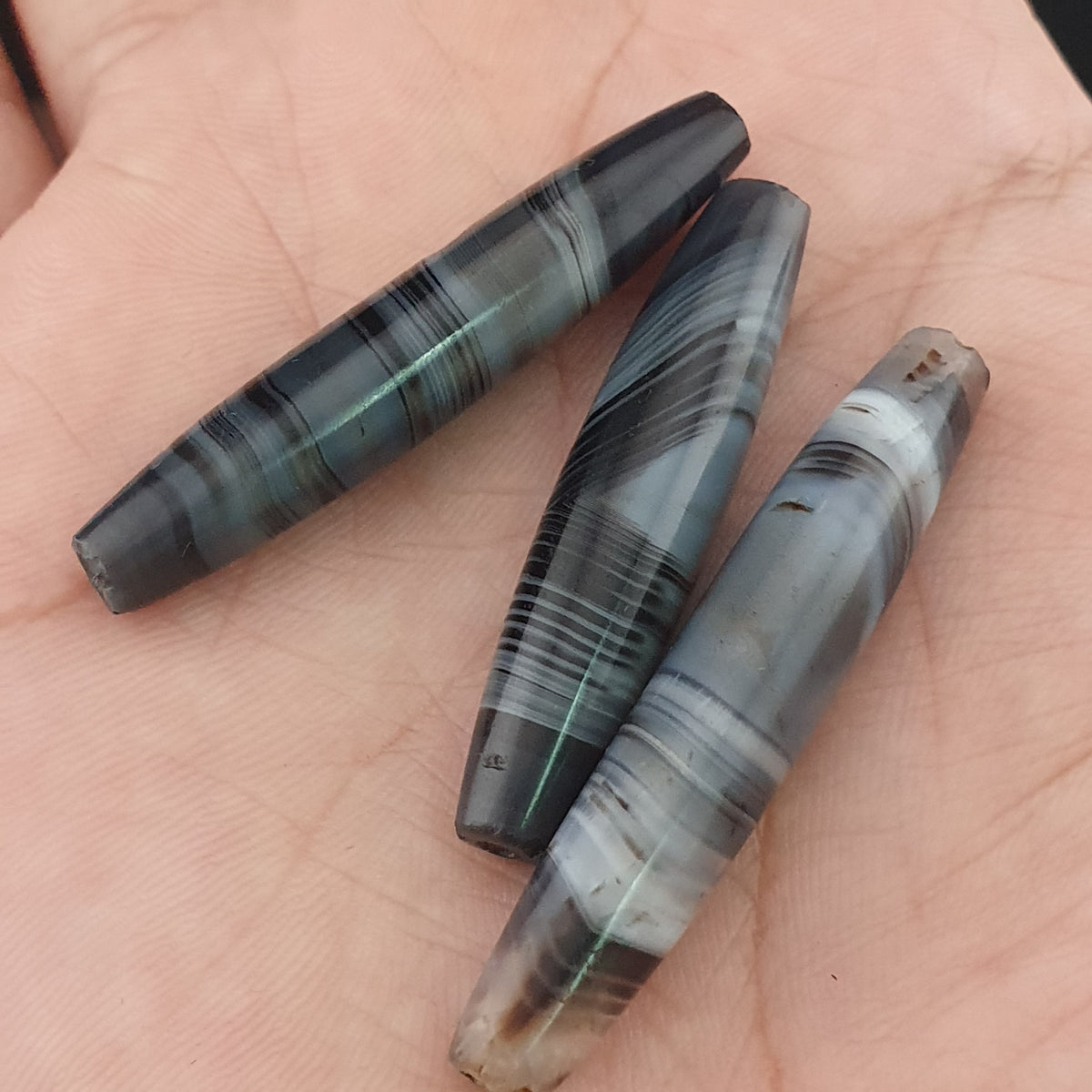 Lot de 3 amulettes rares en perles d'agate grise calcédoine antique