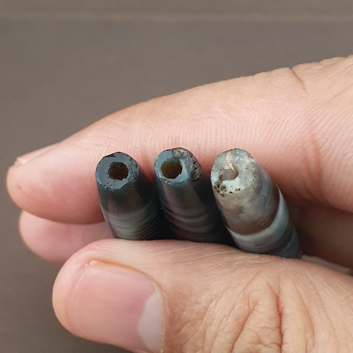 Lot de 3 amulettes rares en perles d'agate grise calcédoine antique