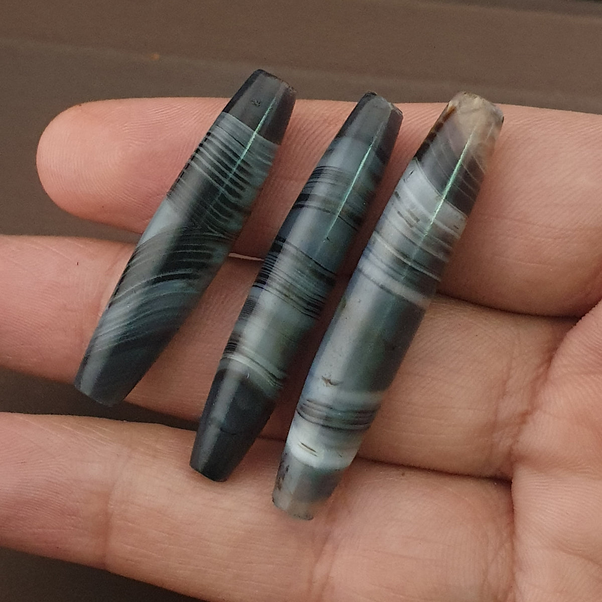 Lot de 3 amulettes rares en perles d'agate grise calcédoine antique