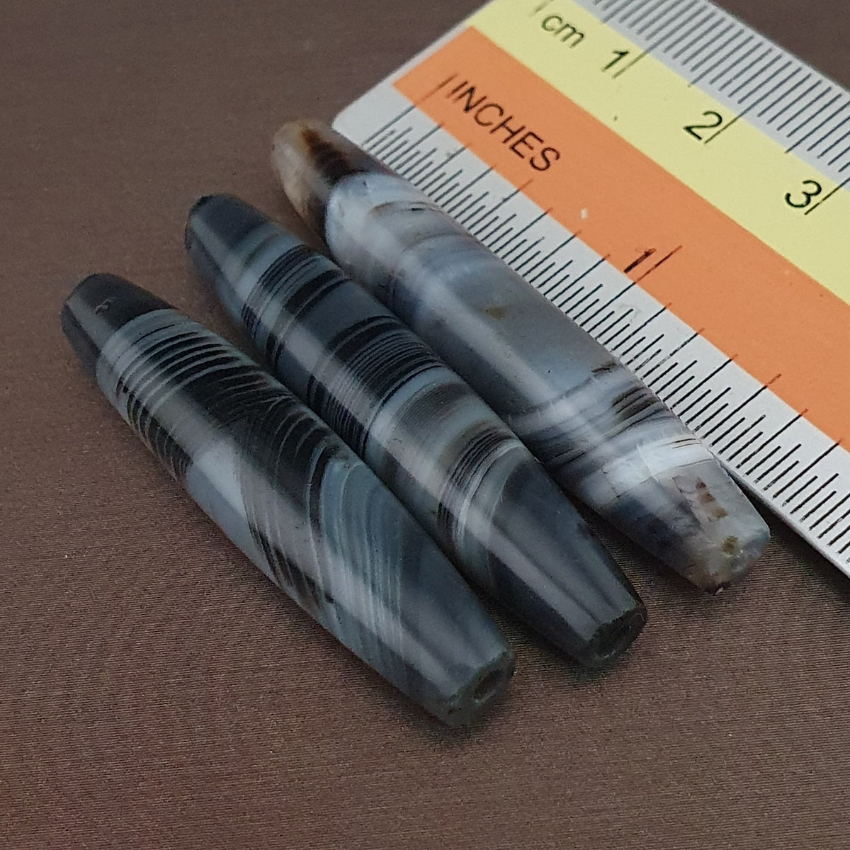 Lot de 3 amulettes rares en perles d'agate grise calcédoine antique