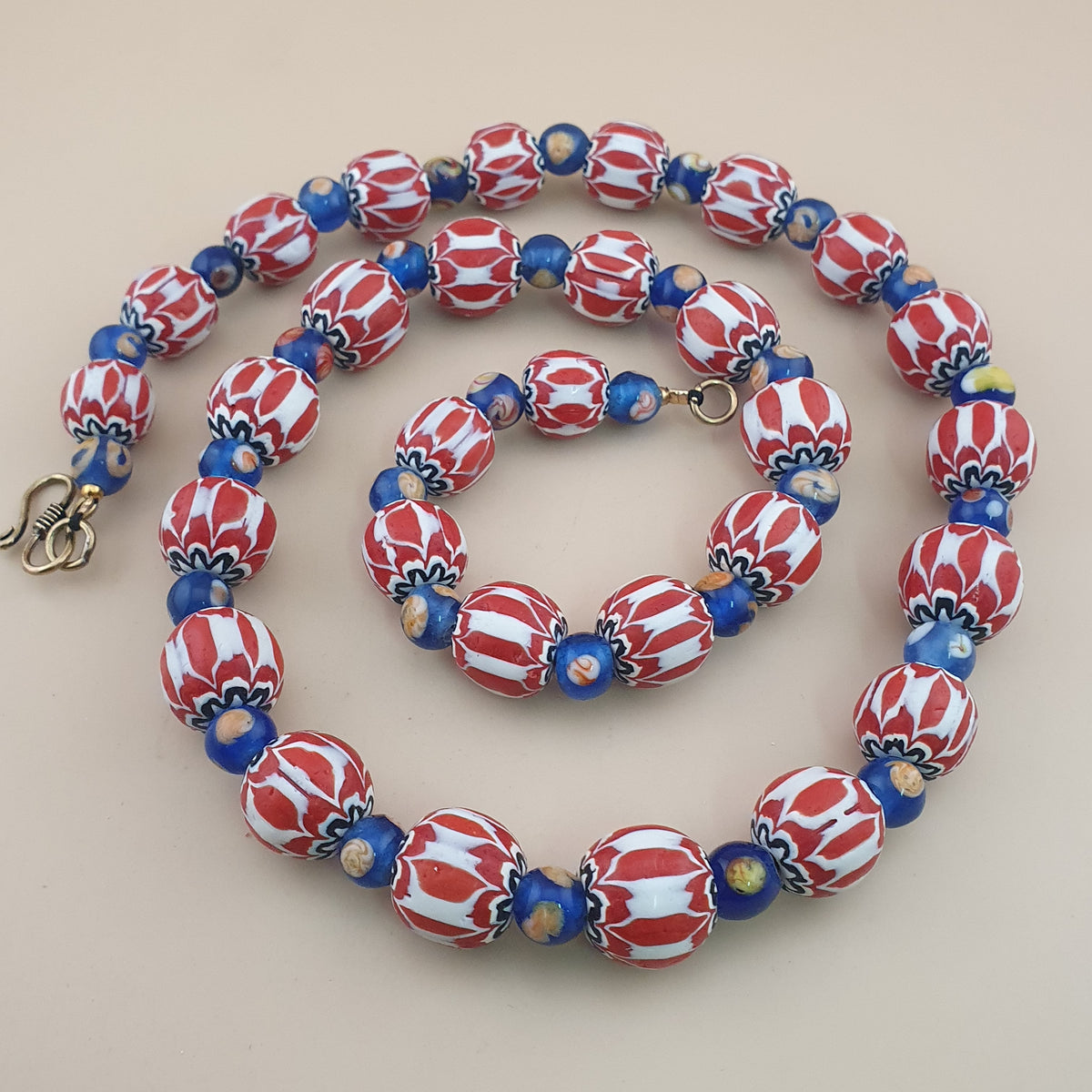 Collier de perles en verre style vénitien vintage, motif chevrons et fleurs