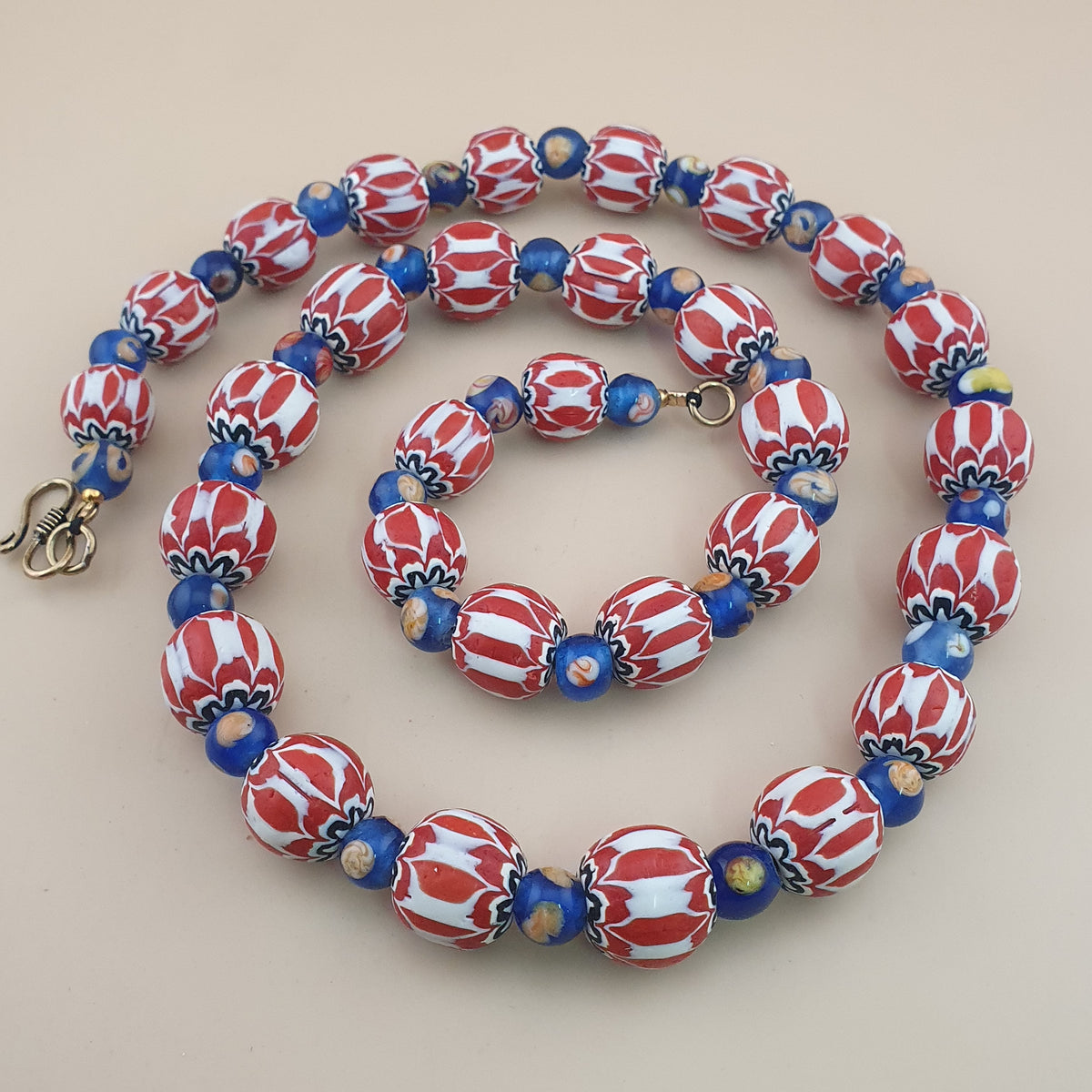 Collier de perles en verre style vénitien vintage, motif chevrons et fleurs